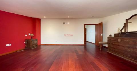 Moradia em banda tipo T4 no centro da cidade &#124; NOVA Imobiliária