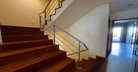 Moradia em banda tipo T4 no centro da cidade &#124; NOVA Imobiliária