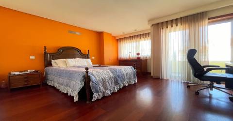 Moradia em banda tipo T4 no centro da cidade &#124; NOVA Imobiliária