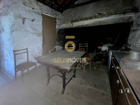 Moradia V2 para recuperação em Bairros &#124; Castelo de Paiva