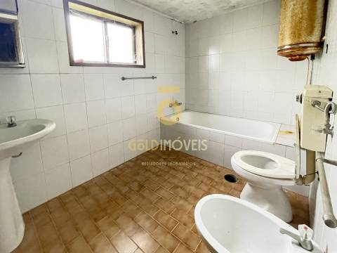 Moradia V2 para recuperação em Bairros &#124; Castelo de Paiva