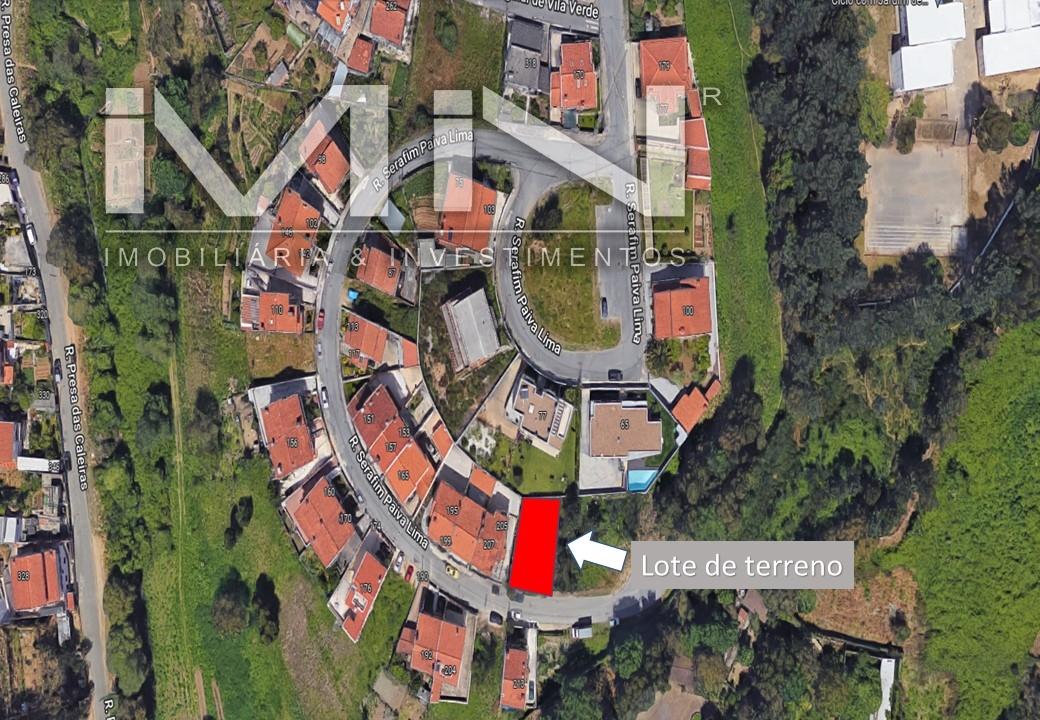 Lote de terreno para moradia de 3 frentes