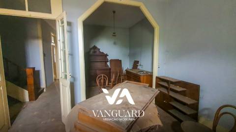 Moradia para reconstruir com terreno / Póvoa de Varzim/ Centro