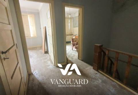Moradia para reconstruir com terreno / Póvoa de Varzim/ Centro