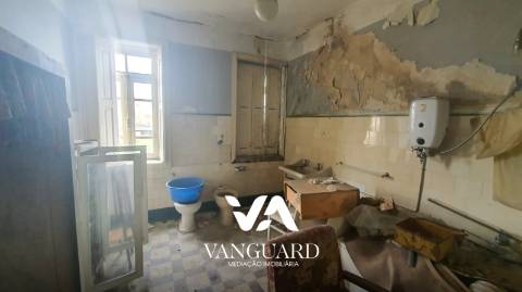 Moradia para reconstruir com terreno / Póvoa de Varzim/ Centro