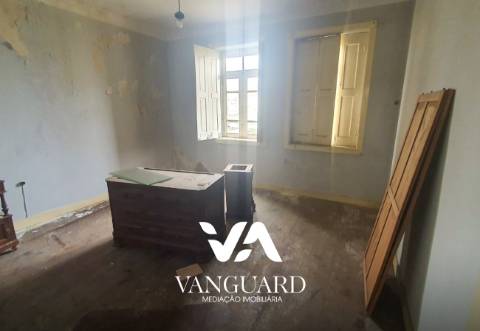 Moradia para reconstruir com terreno / Póvoa de Varzim/ Centro
