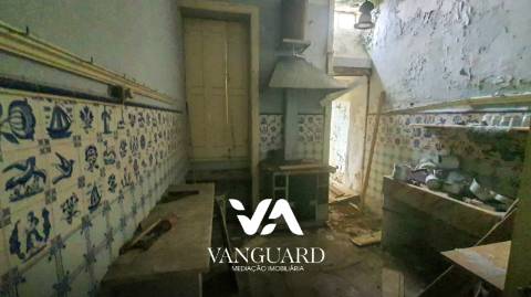 Moradia para reconstruir com terreno / Póvoa de Varzim/ Centro