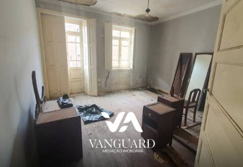 Moradia para reconstruir com terreno / Póvoa de Varzim/ Centro