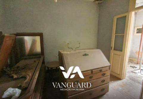 Moradia para reconstruir com terreno / Póvoa de Varzim/ Centro