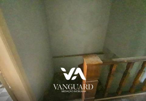 Moradia para reconstruir com terreno / Póvoa de Varzim/ Centro