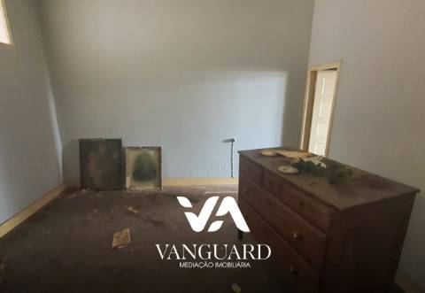 Moradia para reconstruir com terreno / Póvoa de Varzim/ Centro