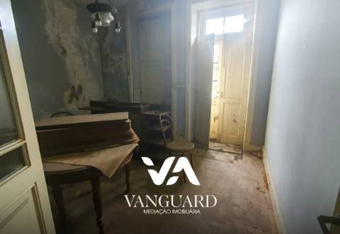 Moradia para reconstruir com terreno / Póvoa de Varzim/ Centro