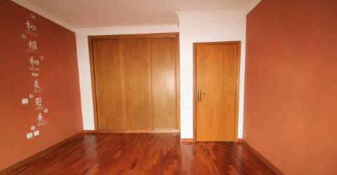 Moradia T3 Marinha Grande oferta pintura e eletrodomésticos com garagem