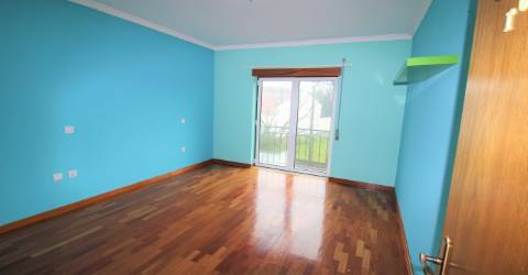 Moradia T3 Marinha Grande oferta pintura e eletrodomésticos com garagem