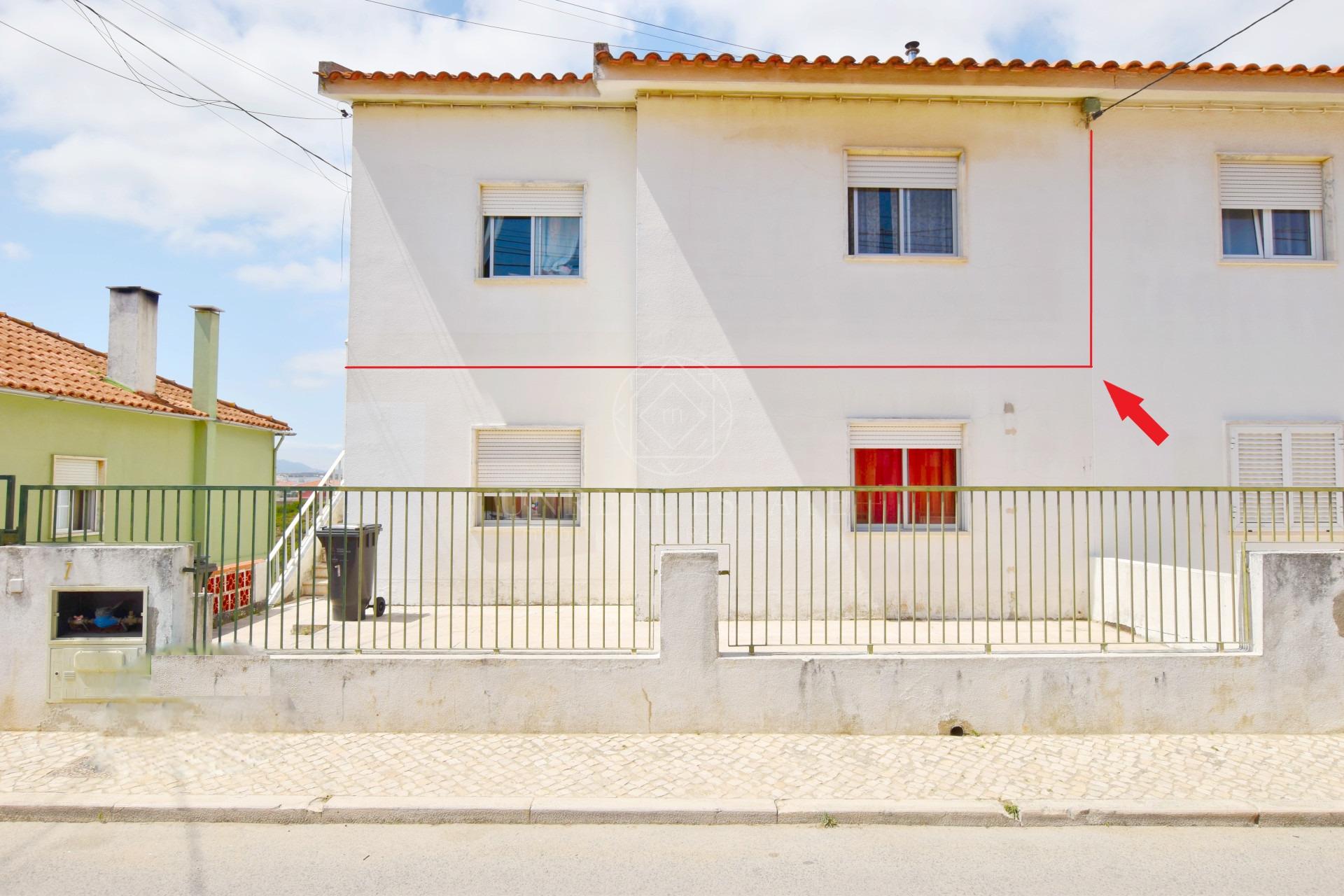 Andar de Moradia, t2, usado, constituído por 2 pisos e cave, localizado em Porto Salvo, Oeiras.