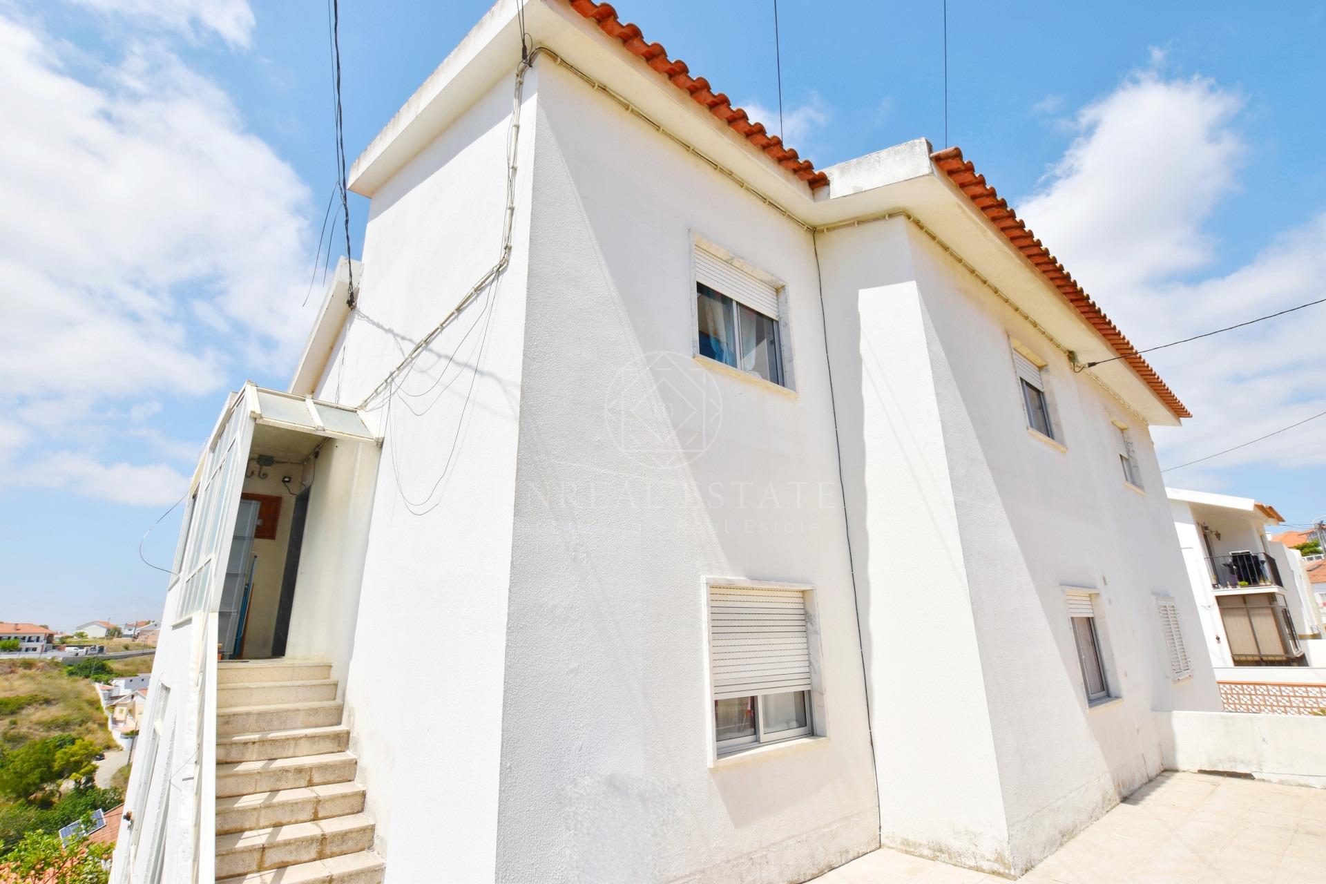 Andar de Moradia, t2, usado, constituído por 2 pisos e cave, localizado em Porto Salvo, Oeiras.