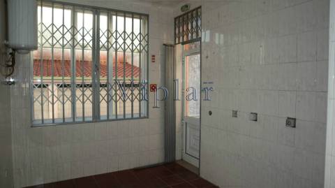 Loja com 132 m² - Porto - Valongo (Ermesinde)