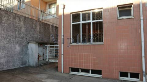 Loja com 132 m² - Porto - Valongo (Ermesinde)