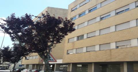 Loja c/ garagem e arrumos - ao Hospital S. João e às Faculdades