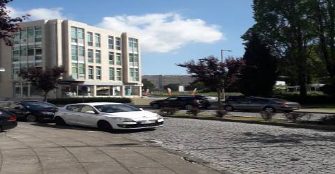 Loja c/ garagem e arrumos - ao Hospital S. João e às Faculdades