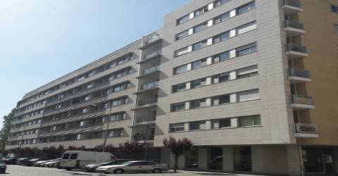 Loja c/ garagem e arrumos - ao Hospital S. João e às Faculdades