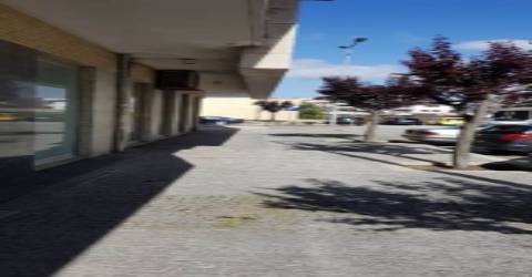 Loja c/ garagem e arrumos - ao Hospital S. João e às Faculdades