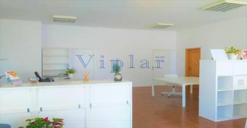 Loja c/ garagem e arrumos - ao Hospital S. João e às Faculdades