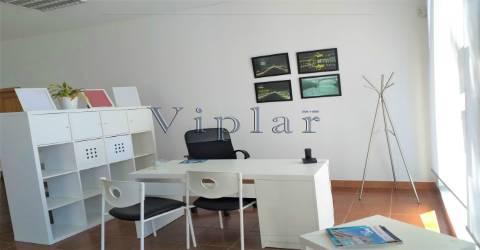 Loja c/ garagem e arrumos - ao Hospital S. João e às Faculdades