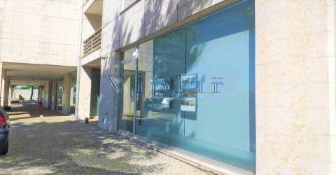 Loja c/ garagem e arrumos - ao Hospital S. João e às Faculdades