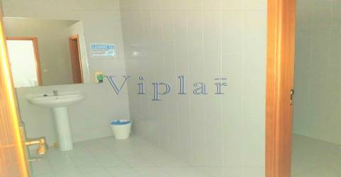 Loja c/ garagem e arrumos - ao Hospital S. João e às Faculdades