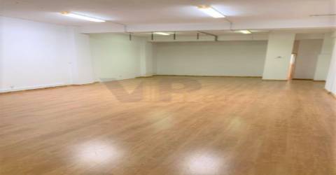 Loja c/ 200m² + 30m² descoberta, com estacionamento no Porto (ao Marquês)