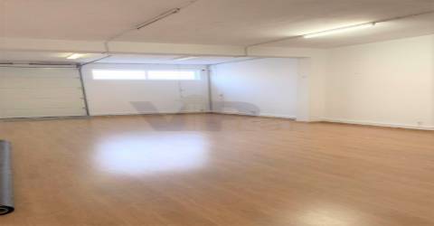 Loja c/ 200m² + 30m² descoberta, com estacionamento no Porto (ao Marquês)