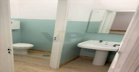 Loja c/ 200m² + 30m² descoberta, com estacionamento no Porto (ao Marquês)