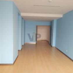 Excelente loja c/ 2 pisos + estacionamento - Ao metro (H.S.João / Pólo Universitário)