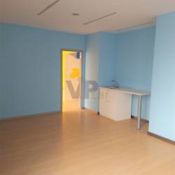 Excelente loja c/ 2 pisos + estacionamento - Ao metro (H.S.João / Pólo Universitário)