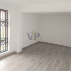 Excelente loja c/ 2 pisos + estacionamento - Ao metro (H.S.João / Pólo Universitário)