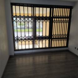 Excelente loja c/ 2 pisos + estacionamento - Ao metro (H.S.João / Pólo Universitário)