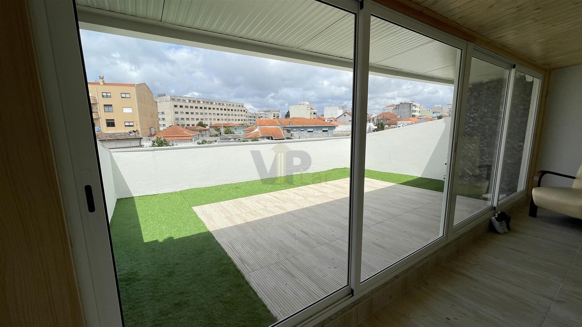 Excelente T4 Triplex c/ Terraço e Todo Renovado! - S. Mamede