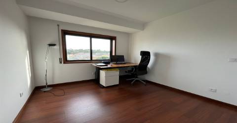 Excelente T3 c/ Varanda e Garagem p/ 2 carros - Paranhos (Ao Metro dos Salgueiros)