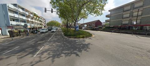 Loja Ampla c/ 219m² com rendimento - Ao Cruzamento do Amial (Porto)