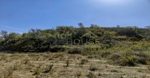 Vende-se Terreno rústico com 21250m2 em Bordeira, a poucos minutos de Aljezur