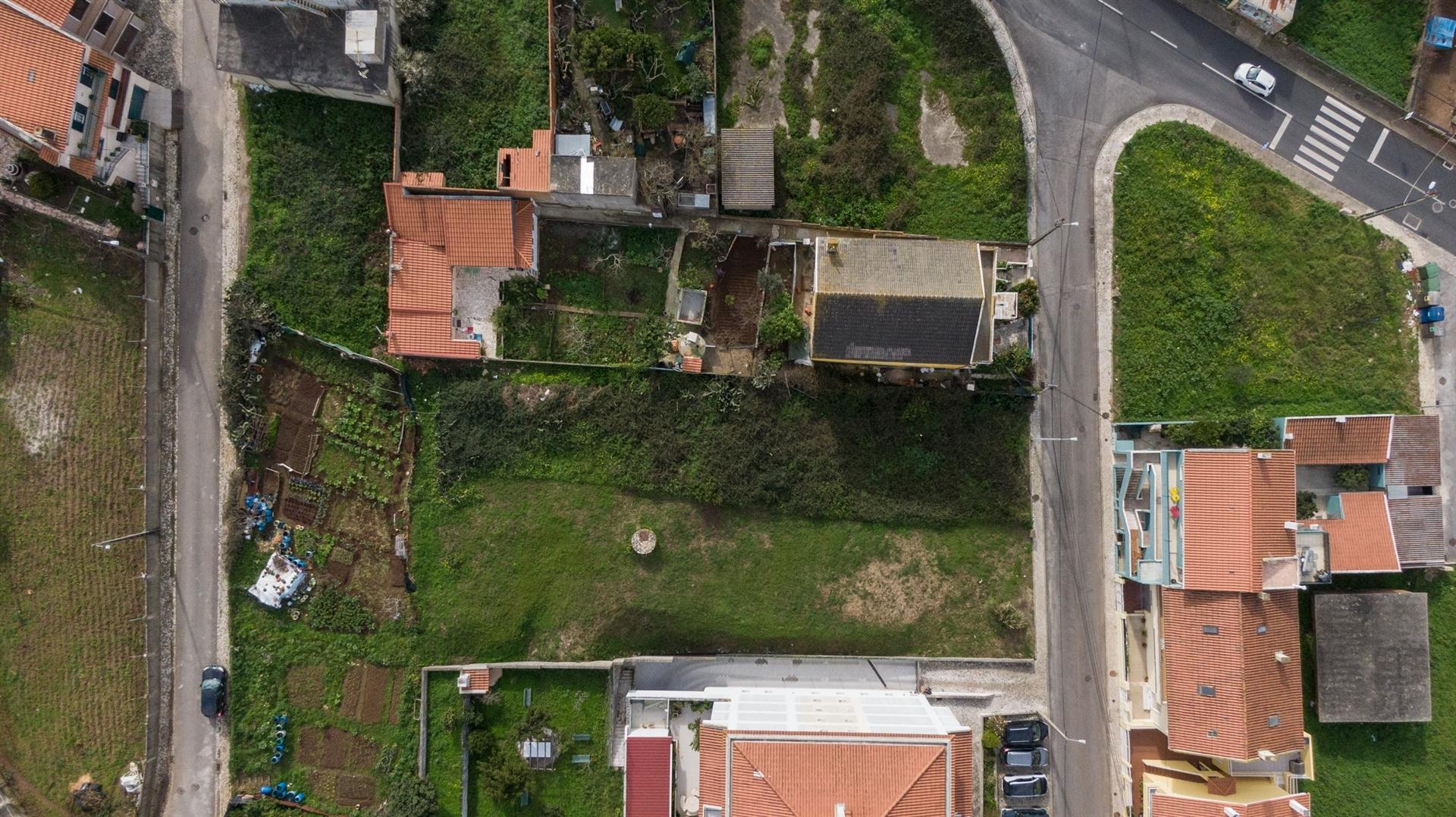 Vende-se lote de terreno com 696m2 para construção de moradia em Casal de Cambra