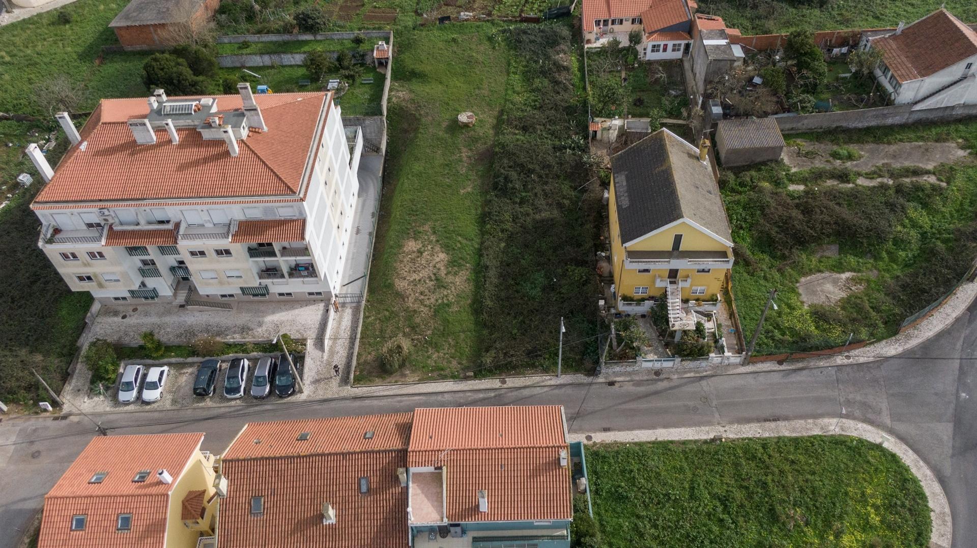 Vende-se lote de terreno com 696m2 para construção de moradia em Casal de Cambra