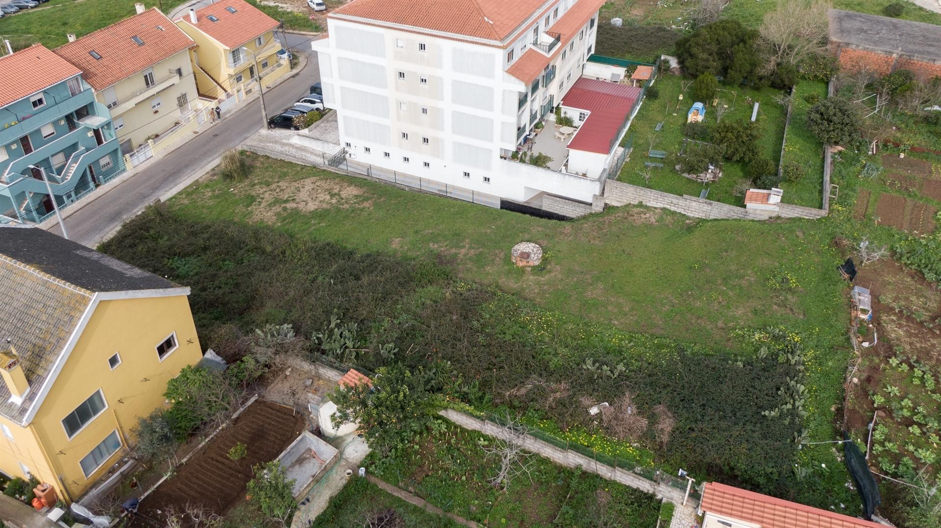 Vende-se lote de terreno com 696m2 para construção de moradia em Casal de Cambra