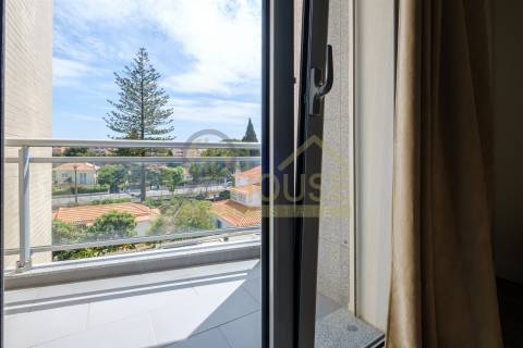 Apartamento T3 com garagem box para 2 carros na Quinta das Marianas, Parede