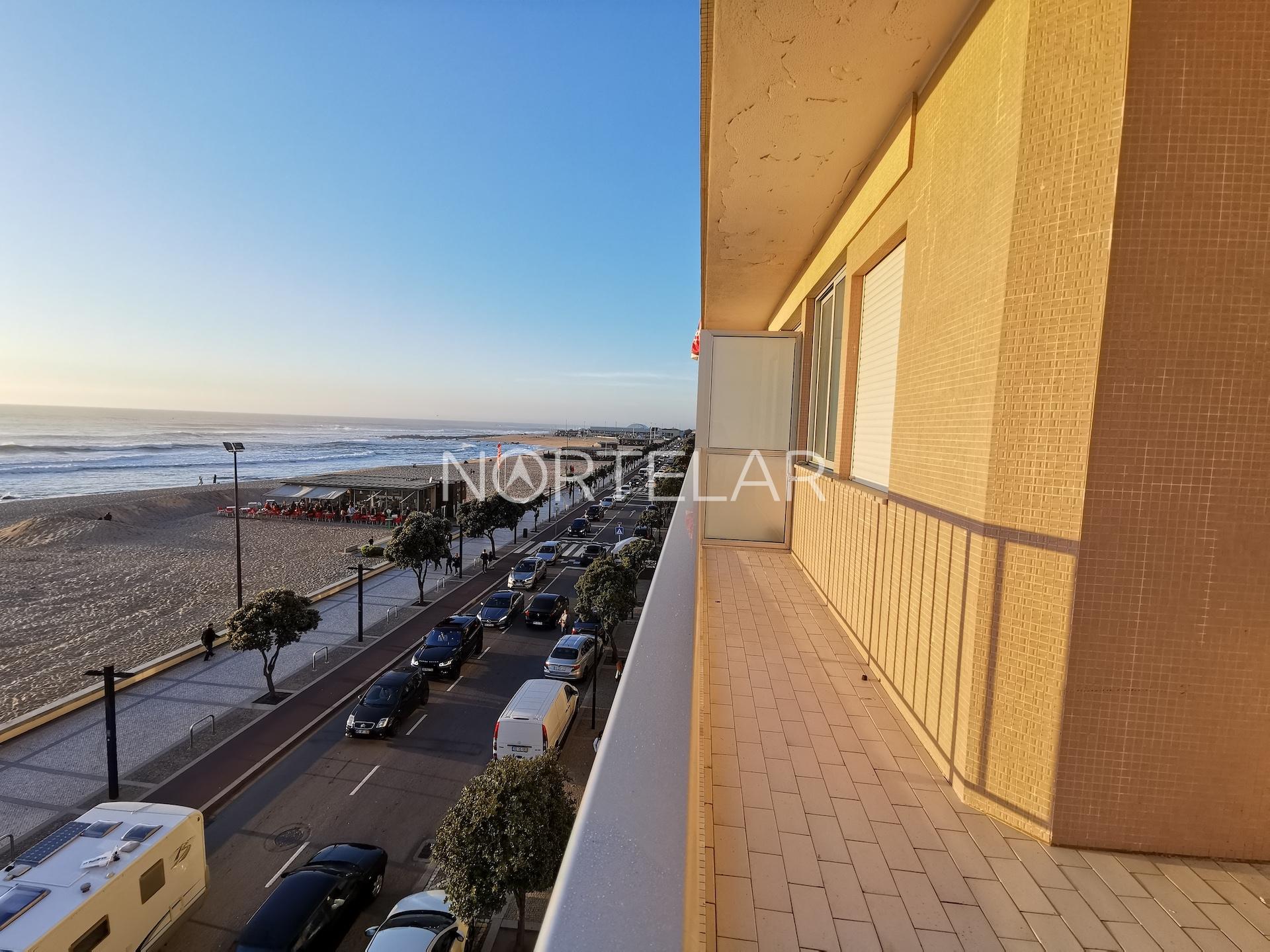 Apartamento T3 equipado em 1ª linha de mar na Póvoa do Varzim.