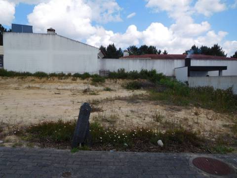 Lote de Terreno para uma moradia unifamiliar/ Licença a levantamento/ Parceiros