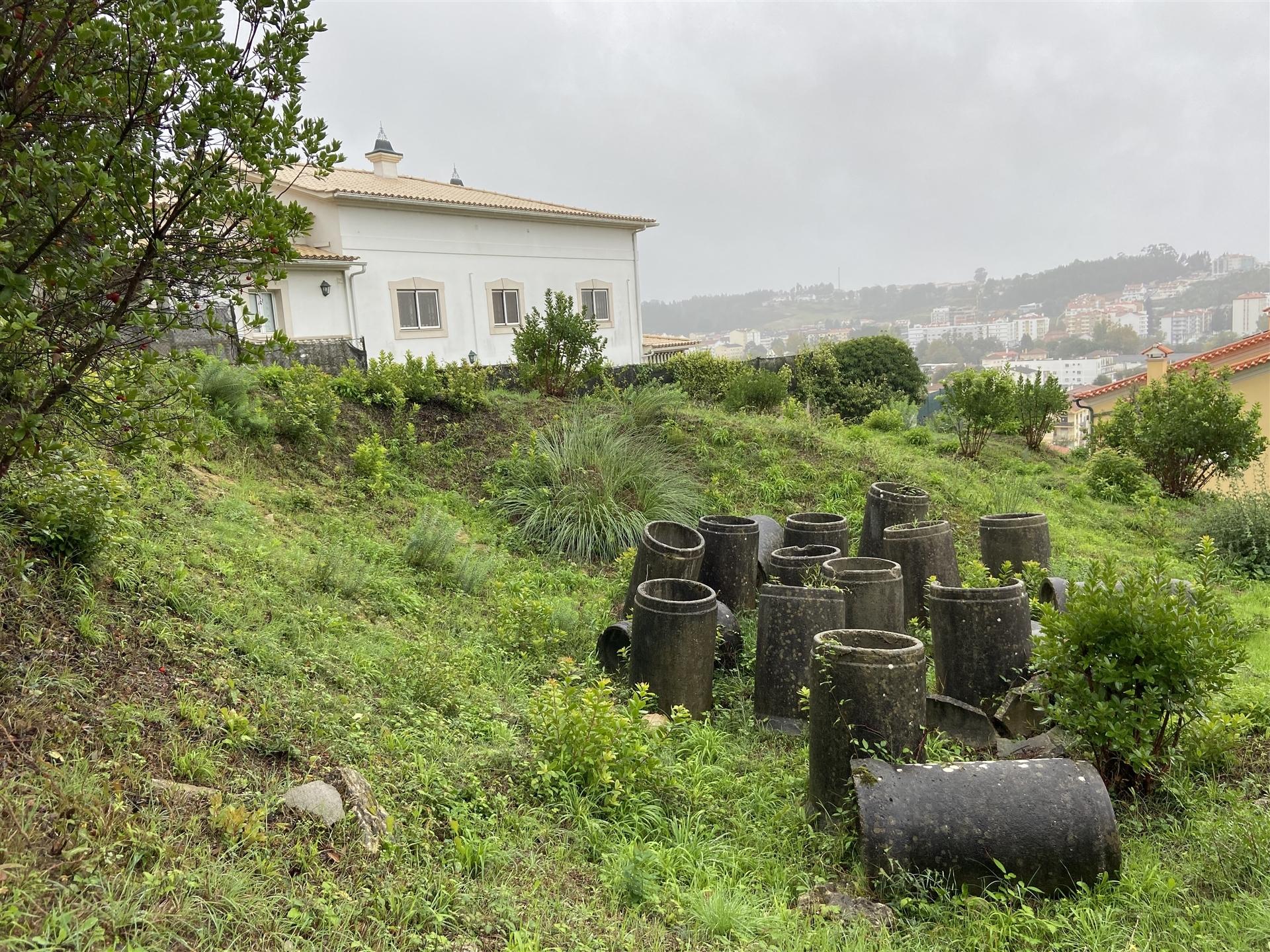 Terreno urbano / São Romão / Leiria