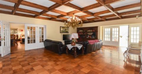 Quinta T4 com 4.600 m2, com 3 Pisos, Piscina, Jardins, um Salão de Eventos em Castêlo da Maia