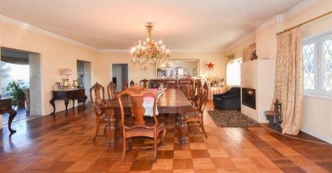 Quinta T4 com 4.600 m2, com 3 Pisos, Piscina, Jardins, um Salão de Eventos em Castêlo da Maia